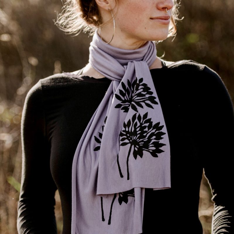 Allium skinny scarf (black ink) on model